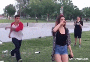 搞笑gif: 抬腿的一刹那, 注定是个悲剧